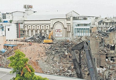 தீ விபத்துக்கு உள்ளான﻿ சென்னை சில்க்ஸ் கட்டிடம் முழுவதும் இடிப்பு﻿