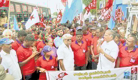 தடையை மீறி நடைபயணம் மேற்கொண்ட தீண்டாமை ஒழிப்பு முன்னணியினர் கைது