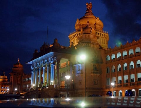 கர்நாடக எம்எல்ஏக்களை பற்றி அவதூறு செய்தி வெளியிட்ட பத்திரிகை ஆசிரியர்களுக்கு ஓராண்டு சிறை; ரூ.10,000 அபராதம்﻿: ச‌பாநாயகர் கோலிவாட் உத்தரவு﻿