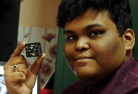 உலகின் மிகச் சிறிய செயற்கைக்கோளை தயாரித்த மாணவர் குழுவினருக்கு ரூ.10 லட்சம் பரிசு: முதல்வர் அறிவிப்பு