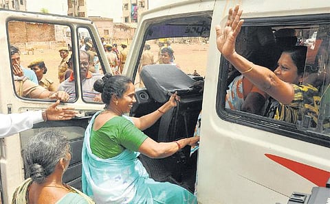 டாஸ்மாக் கடைகளை அகற்றக் கோரி உண்ணாவிரதம்﻿