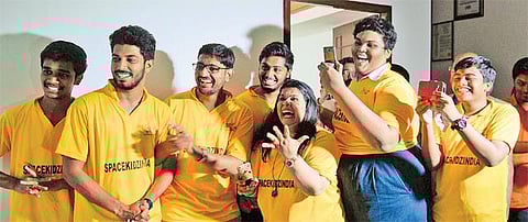 கையடக்க﻿ செயற்கைக்கோள் தயாரித்து சாதனை﻿: ரிஃபாத் ஷாரூக் தலைமையிலான மாணவர் குழுவுக்கு ரூ.10 லட்சம்﻿ - பேரவையில் முதல்வர் அறிவிப்பு﻿