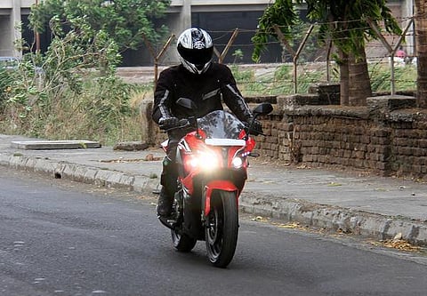 பகலிலும் மோட்டார் சைக்கிள்களில் விளக்கு எரிவது ஏன்?