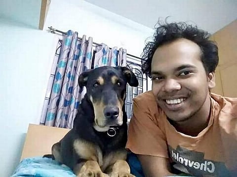 நாயைக் காப்பாற்ற முதலையிடம் கையை இழந்த இளைஞர்