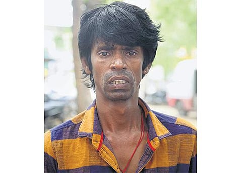 சேலம் பேருந்து நிலையத்தில் நகைச்சுவை நடிகரை கடத்தி நகை, பணம் பறிப்பு﻿: புகார் வாங்க போலீஸ் அலைக்கழிப்பு