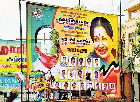 தஞ்சாவூரில் நூற்றுக்கும் மேற்பட்ட ஓபிஎஸ் பேனர்கள் கிழிப்பு﻿: தினகரன் ஆதரவாளர்கள் மீது குற்றச்சாட்டு