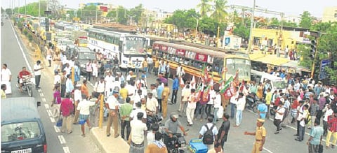 பெருங்களத்தூரில் மக்கள் பயன்படுத்தி வந்த சாலையை மூடியதைக் கண்டித்து மறியல்﻿
