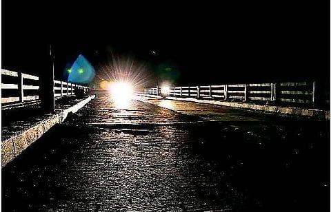 அடிக்கடி இருளில் மூழ்கும் பாம்பன் பாலம்﻿: அச்சத்தோடு கடக்கும் சுற்றுலா பயணிகள்