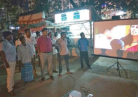 வளசரவாக்கம் ஆர்டிஓ சார்பில் 5 இடங்களில் போக்குவரத்து விழிப்புணர்வு குறும்படம் திரையிடல்﻿