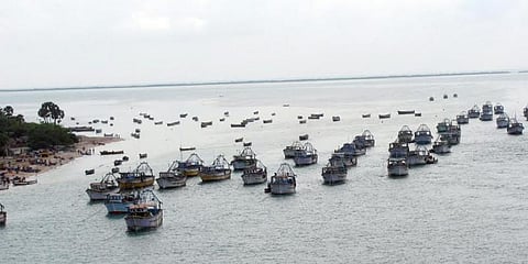 காசிமேடு மீன்பிடி துறைமுகத்திலிருந்து புறப்பட்ட﻿ 15 படகுகள், 135 மீனவர்களை ஆந்திர மீனவர்கள் சிறைபிடித்தனர்﻿