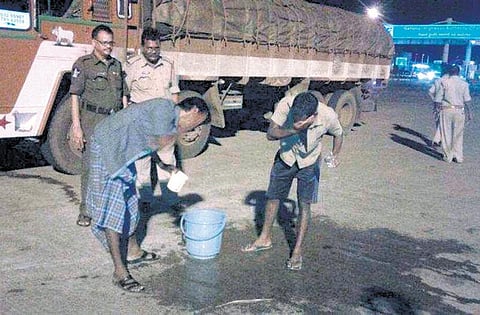 நெடுஞ்சாலைகளில் விபத்துகளை தடுக்க﻿ பஸ், லாரி ஓட்டுநர்களுக்கு இரவில் டீ, தண்ணீர்﻿: ஆந்திர அரசு நூதன முயற்சி