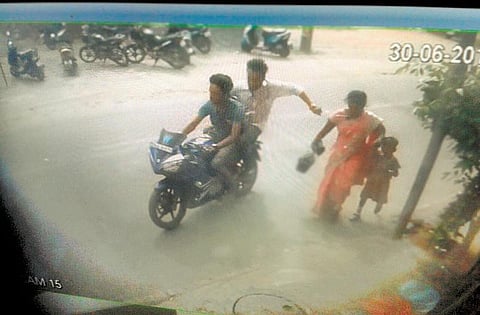 மகளுடன் நடந்து சென்ற பெண்ணிடம் நகை பறிப்பு