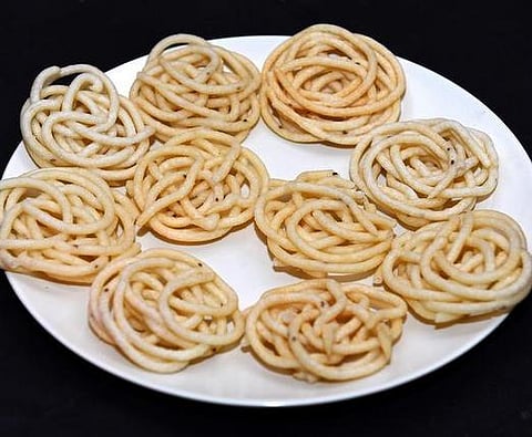 மாலையை ருசிகரமாக்கும் சிற்றுண்டிகள்: உருளை தயிர் முறுக்கு