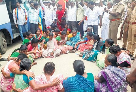 டாஸ்மாக் எதிர்ப்புப் போராட்டத்தில் ஈடுபடும் பெண்கள் மீது நடவடிக்கை எடுக்கக்கோரிய மனு தள்ளுபடி