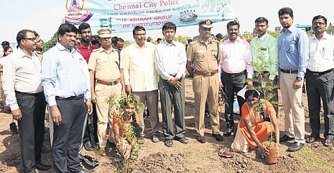 பள்ளி மாணவர்களுடன் சேர்ந்து﻿ 2,000 மரக்கன்றுகள் நடும் விழாவில் சென்னை காவல் ஆணையர் பங்கேற்பு﻿