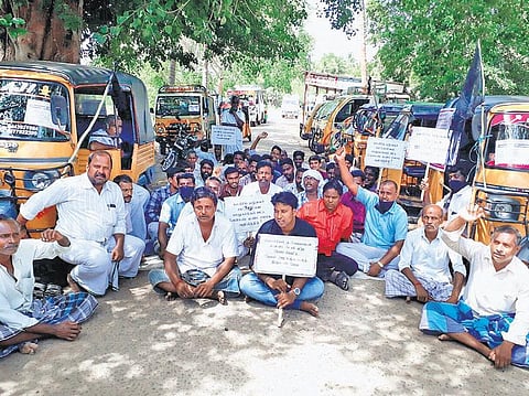 கதிராமங்கலத்தில் 4-வது நாளாக கடையடைப்பு: கல்லூரி மாணவர்கள், வழக்கறிஞர்கள் போராட்டம்﻿﻿: கார், வேன் ஓட்டுநர்கள் வேலைநிறுத்தம்