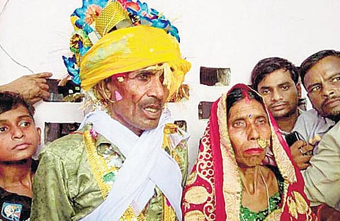 உத்தரபிரதேச கிராமத்தில் உற்சாகம்: 33 ஆண்டு சேர்ந்து வாழ்ந்த ஜோடிக்கு மகள்கள் முன்னிலையில் திருமணம்﻿