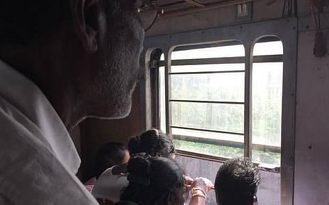 ரயில் டிக்கெட் கட்டண சலுகையை விட்டுக் கொடுங்கள்: மூத்த குடிமக்களைப் போல் மற்ற 52 பிரிவினரிடமும் கேட்க ரயில்வே ஆலோசனை