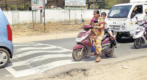 விதிகளை மீறி அமைக்கப்படுவதால்﻿ விபத்துக்கு காரணமாகும் வேகத்தடைகள்﻿: ஓட்டுநர்களின் தடுமாற்றத்தால் தொடரும் உயிரிழப்பு﻿