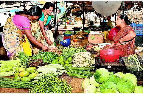 நடுத்தர, ஏழை மக்களுக்கு அந்நியமாகும் காய்கறிகள்﻿: விலையேற்றத்தால் அன்றாட உணவில் சேர்ப்பதில் சிக்கல்﻿