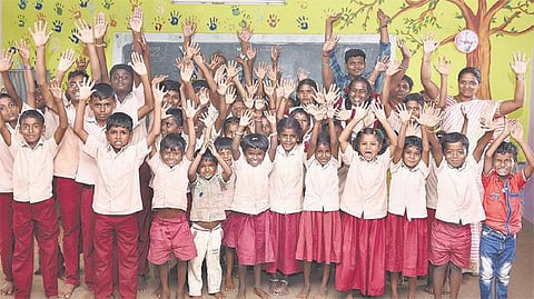 காட்டு யானைகள் நுழையும் கிராமத்தில் அசத்தும் அரசுப் பள்ளி﻿: கோவை மாவட்டம் புதுக்காட்டில் நவீன வசதிகளுடன் தரமான கல்வி﻿