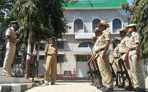 சிறையில் சகல வசதிகளுடன் சசிகலா: சிறைத்துறை உயரதிகாரி ரூ.2 கோடி லஞ்சம் பெற்றதாக புகார்