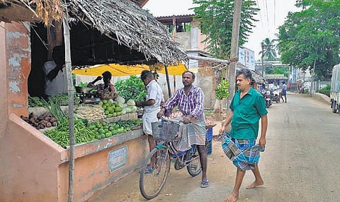 11 நாட்களுக்கு பிறகு கதிராமங்கலத்தில் கடைகள் திறப்பு