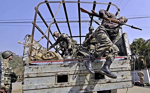 போலி என்கவுன்ட்டர் நடத்தியதாக ராணுவம் மீது புகார்﻿: மணிப்பூரில் 1,528 பேர் படுகொலையா?  -  சிபிஐ விசாரிக்க உச்ச நீதிமன்றம் உத்தரவு﻿