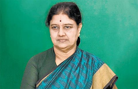 சிறை அதிகாரிகளுக்கு சசிகலா தரப்பு ரூ.2 கோடி லஞ்சம் கொடுத்ததாக புகார்﻿﻿: ஓய்வுபெற்ற ஐஏஎஸ் அதிகாரி விசாரிப்பார் - கர்நாடக முதல்வர் சித்தராமையா உத்தரவு﻿﻿