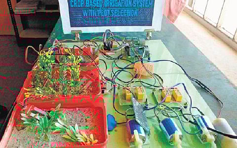 நிலத்தின் ஈரத்தன்மைக்கேற்ப﻿ மின்மோட்டாரை இயக்க உதவும் தானியங்கி கருவி﻿: திருச்சி மாணவர்கள் கண்டுபிடிப்பு﻿