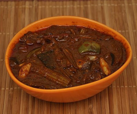 நெத்திலி கருவாட்டுக் குழம்பு