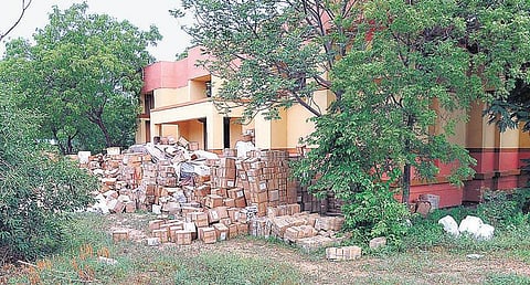 மருத்துவ சேவைக்கழக வளாகத்தில் குப்பைபோல பெட்டி, பெட்டியாக வீசப்பட்ட மருந்துகள்﻿: பொதுமக்கள் அதிர்ச்சி