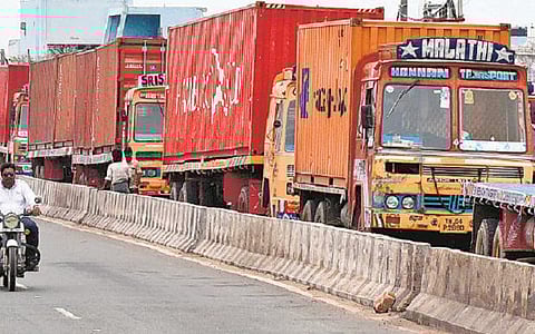 மாதவரம் சென்னை துறைமுகம் இடையே﻿ 
18 கி.மீ தூரத்துக்குள் 11 இடங்களில் லஞ்சம் வாங்கும் போலீஸார்﻿: கன்ட்டெய்னர் லாரி ஓட்டுநர்கள் புகார்﻿﻿