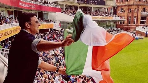 தலைகீழாக தேசியக் கொடியைப் பிடித்த விவகாரம்: மன்னிப்பு கோரினார் அக்‌ஷய்குமார்