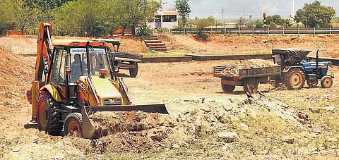 போடி அருகே குளங்களை தூர்வாரிய திமுகவினர்﻿