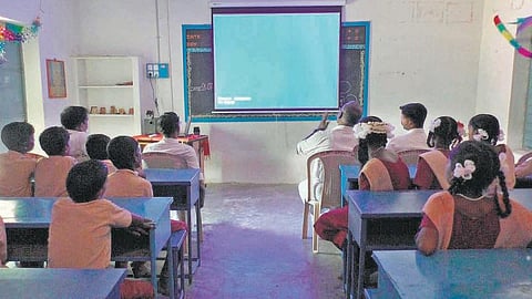 தனியார் பள்ளிக்கு நிகரான தரத்துடன் பூம்புகார் அரசுப் பள்ளி﻿