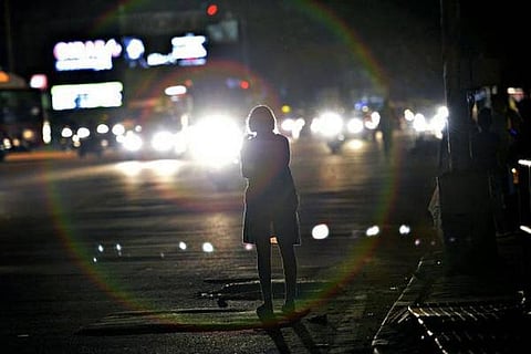 போதையில் கார் ஓட்டிய பெண்: மடக்கிப் பிடித்த காவலருக்கு எதிர்பாராத முத்த மழை