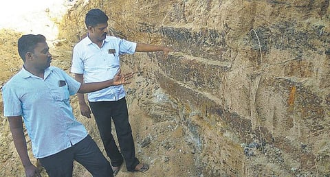 கறம்பக்குடி அருகே அக்னியாற்றில் 17-ம் நூற்றாண்டைச் சேர்ந்த கட்டுமானம்﻿: வருவாய்த் துறையினர் விசாரணை﻿