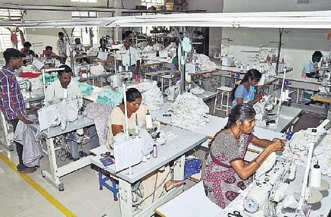 திருப்பூர் தொழில்துறையை முடக்கிய ஜிஎஸ்டி: சரிவை சந்திக்கும் பின்னலாடை நகரம்﻿