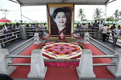 அமைச்சர்களுக்காக காத்துக்கிடக்கும் ஜெ. நினைவிடம்: தொண்டர்கள் சலிப்பு