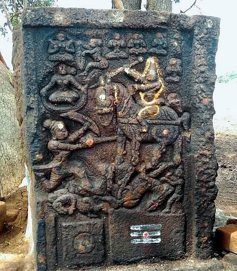 ஓட்டப்பிடாரம் அருகே நாயக்கர் கால நடுகல் கண்டுபிடிப்பு