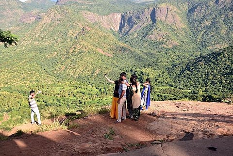 கண்ணுக்கு எதிரே நின்று செல்ஃபி எமன்!