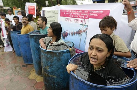 நதிகளை யாரிடமிருந்து மீட்பது?