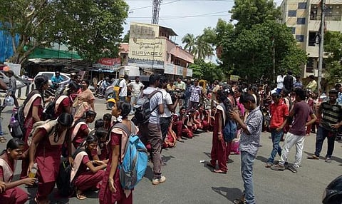 நீட் தேர்வுக்கு எதிராக சென்னை நுங்கம்பாக்கம் பள்ளி மாணவிகள் சாலை மறியல்: போக்குவரத்து முடங்கியது; போலீஸ் குவிப்பு