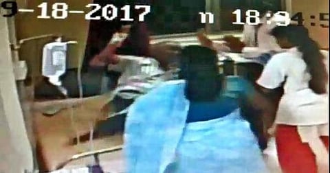 புனேவில் மருத்துவரைக் கத்தியால் குத்திய 75 வயது நோயாளி