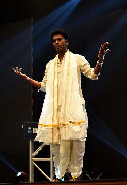 தமிழோடு விளையாடி அசத்திய மதுரை!