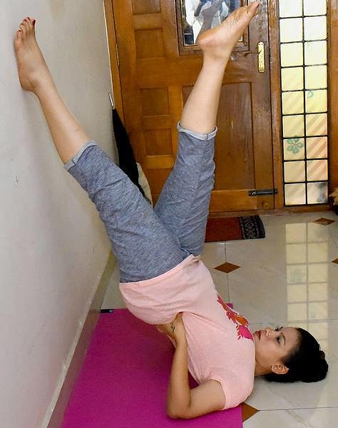 உடல் வளர்த்தேன்.. உயிர் வளர்த்தேனே!- 15: ஆசனங்களின் ராணி.. சர்வாங்காசனம்