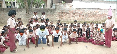 வாழ்வியல் கல்வியில் முன்னோடியான மேலராதாநல்லூர் அரசு பள்ளி: வகுப்பறைக்கு வெளியே கற்கும் மாணவர்கள்; களத்தில் கற்பிக்கும் ஆசிரியர்கள்