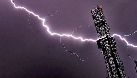 மழை பெய்யும் சமயங்களில் செல்போன் பயன்படுத்தினால் மின்னல் தாக்குமா?- முன்னெச்சரிக்கை நடவடிக்கைகள் அவசியம்