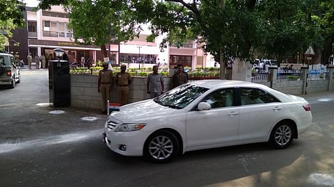 கோவையில் ஆட்சியர், அரசுத்துறை அதிகாரிகளுடன் ஆளுநர் திடீர் ஆலோசனை: செய்தியைப் பார்த்து நிகழ்விடத்துக்கு விரைந்த அமைச்சர் வேலுமணி